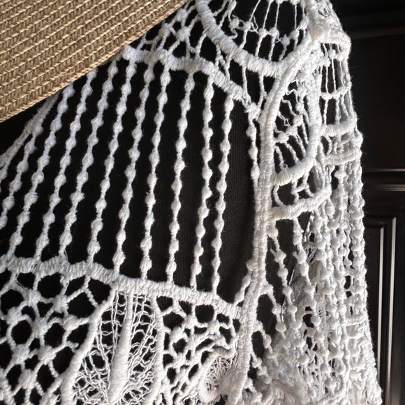 Simple beach white crochet top - Picture 2 of 11
